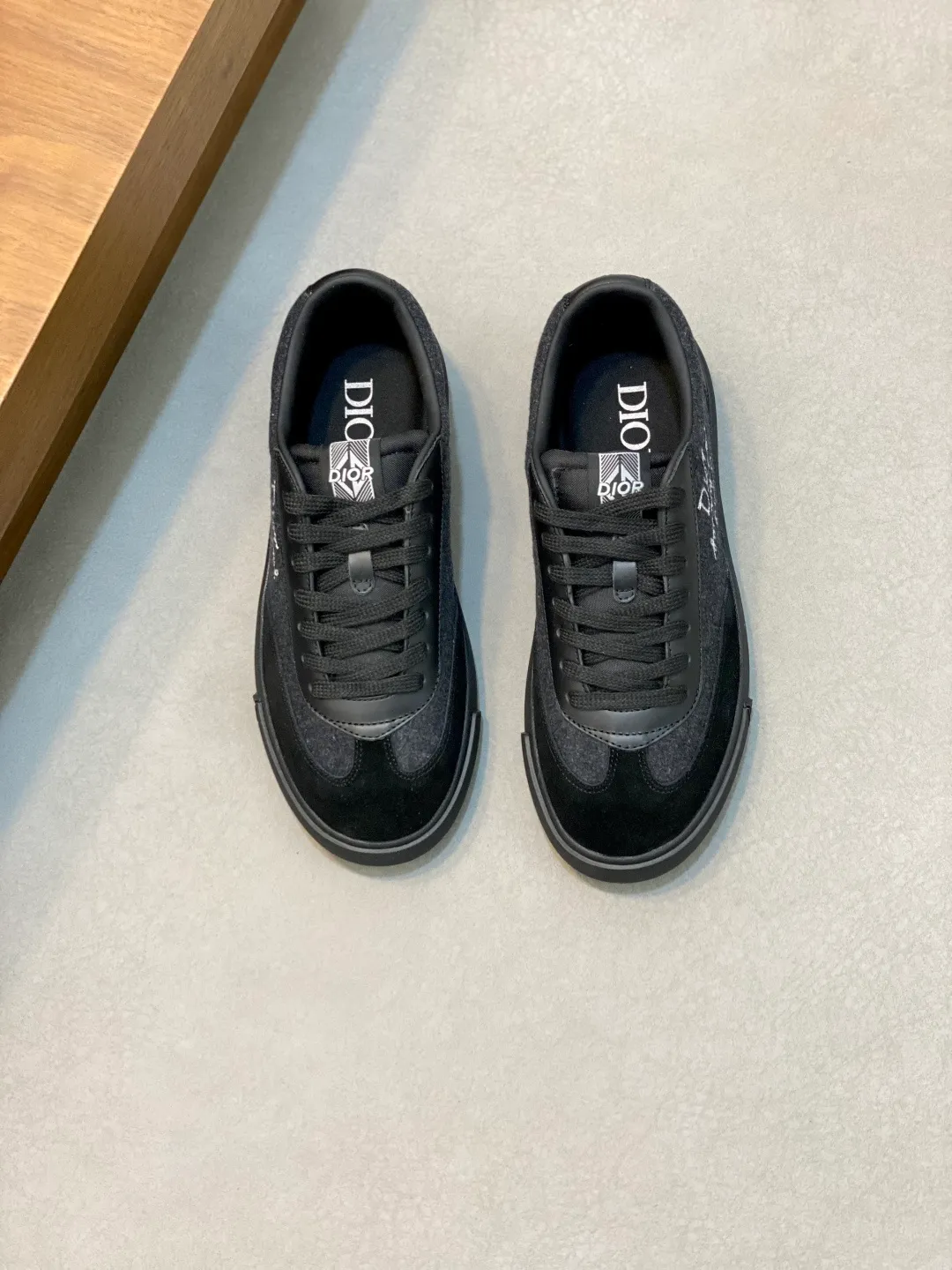 💰400 Dior Crafted from navy and white jacquard with Oblique print and suede panels, it features a distinctive padded tongue embossed with the Dior signature, wide navy mohair laces and brass eyelets with a matte tonal finish. White rubber sole with Dior Oblique pattern, enhanced by a contrasting Dior 30 Avenue Montaigne signature on the rear. It can add fashionable temperament to casual looks. Exquisite packaging at the delivery counter 🛍📦 ▪️ Fabric: Original customized Oblique presbyopia + cowhide ▪️ Lining: Original customized sheepskin + breathable mesh ▪️ Sole: Original molded anti-slip rubber material ▪️ Bottom thickness: 4CM ▪️ Size: Men's 38-45 (38, 45, 46 customized)
